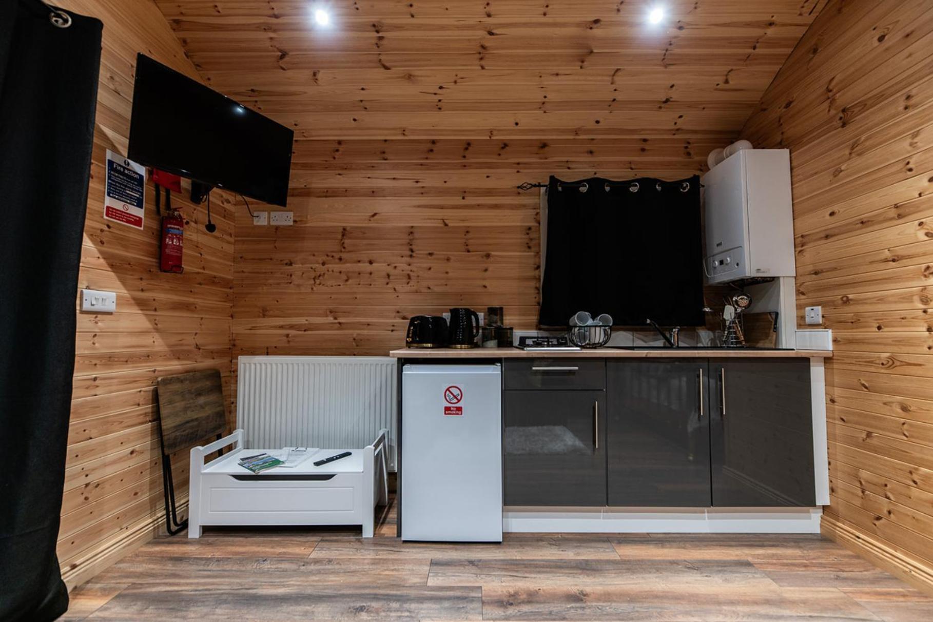 ホテル The Hen Harrier - 4 Person Luxury Glamping Cabin ダンガーバン エクステリア 写真